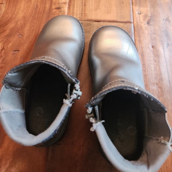 Stride Rite Metallic Booties - Picture 4 of 9